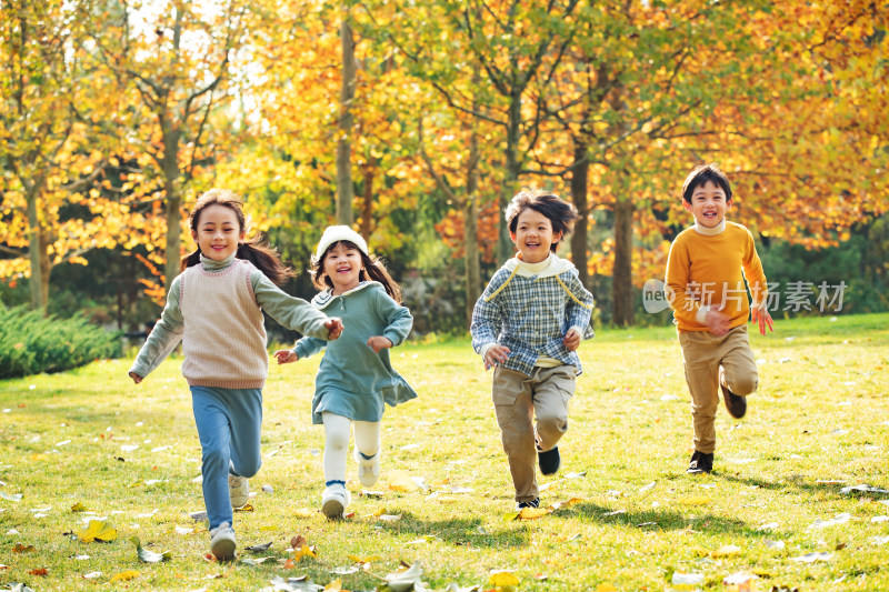 快乐儿童在草地上奔跑