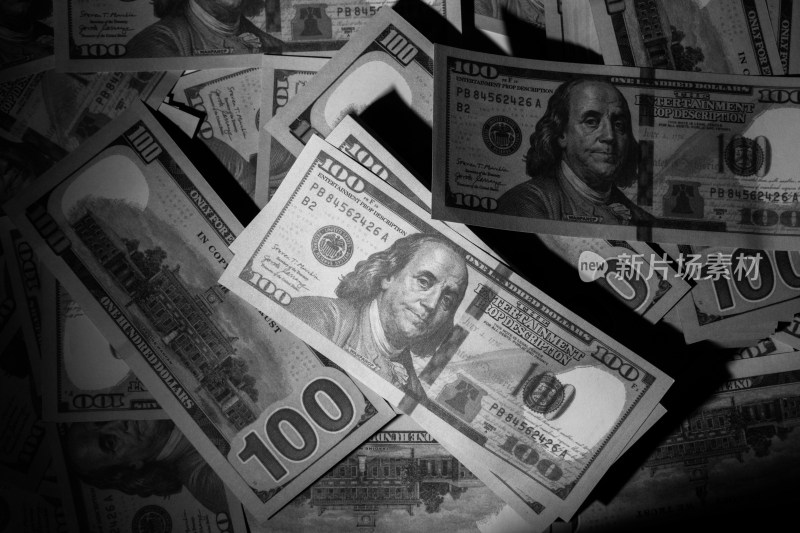 美金一堆钞票货币堆积铺满黑白色彩