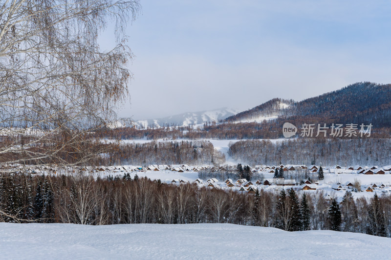 中国新疆阿勒泰禾木冬季雪景白雪覆盖的禾木