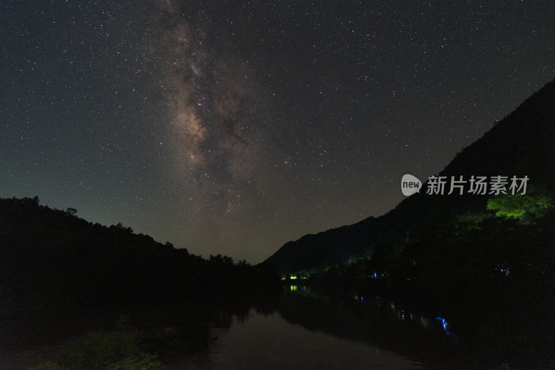 山间夜空的璀璨星河全景