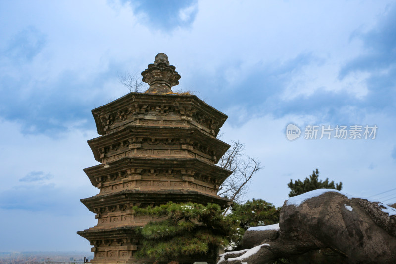 雪后的北京戒台寺的古塔