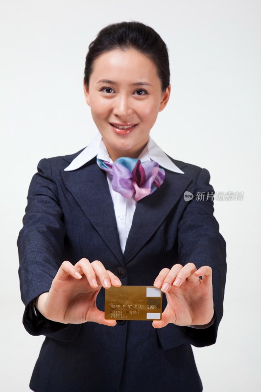 客户服务代表展示信用卡