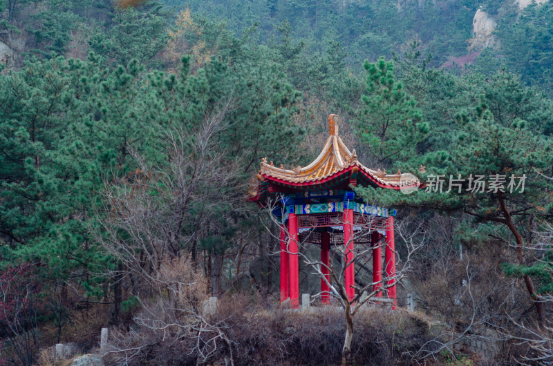 青岛崂山北九水景区，山上的一个亭子