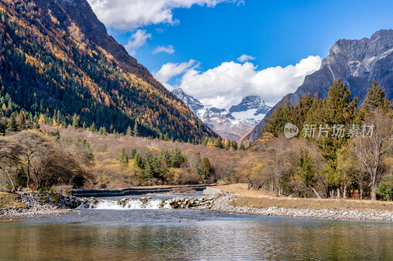 四川四姑娘山双桥沟秋天的湖泊和水流