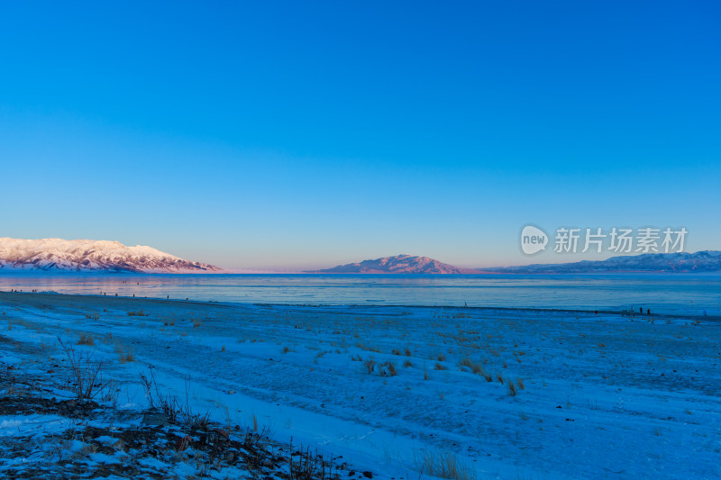 新疆冬季赛里木湖雪景雪山冰湖蓝冰日照金山