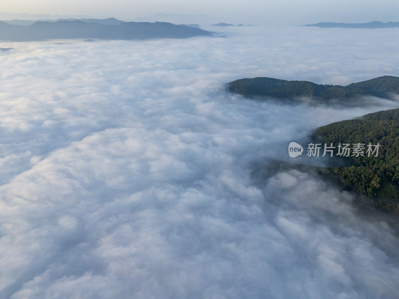 航拍云海之上的山峦