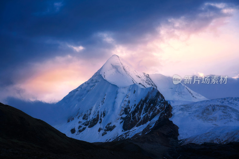西藏萨普神山日落时分迷人风景