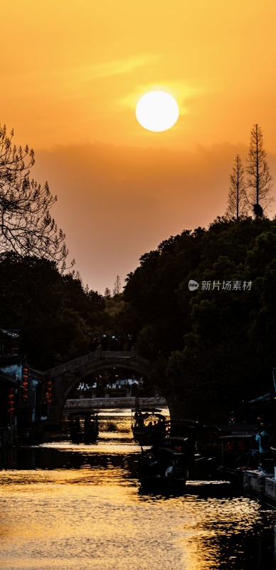 嘉兴西塘古镇水乡河道夕阳下船只剪影