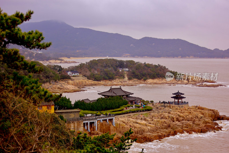 普陀山海边中式建筑风景