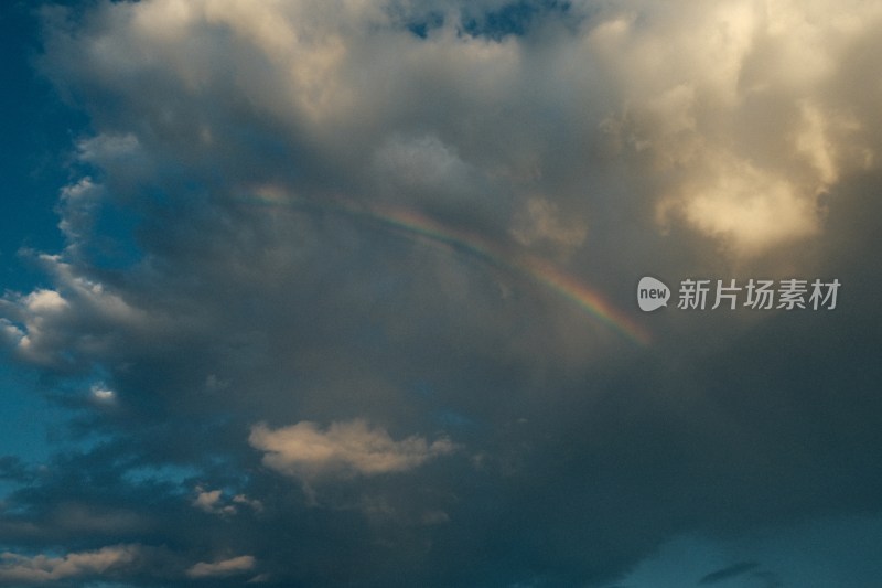 天空中出现美丽彩虹的景象