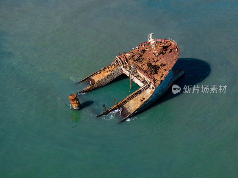 海上废弃船只俯拍景象