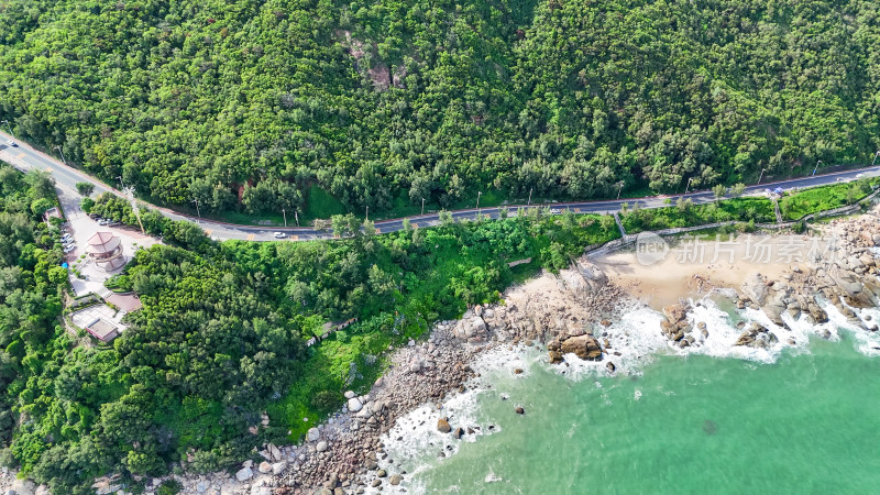 航拍海边唯美公路大海海洋礁石海浪