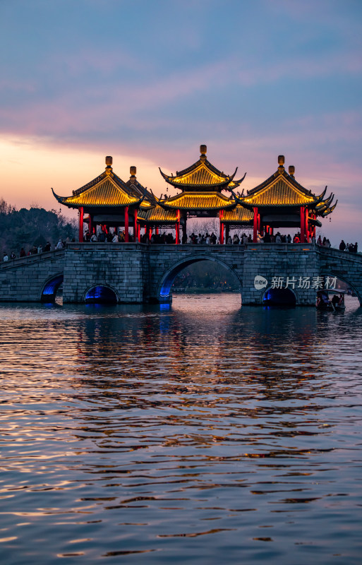 廋西湖五亭桥中式古桥与亭台楼阁黄昏景致