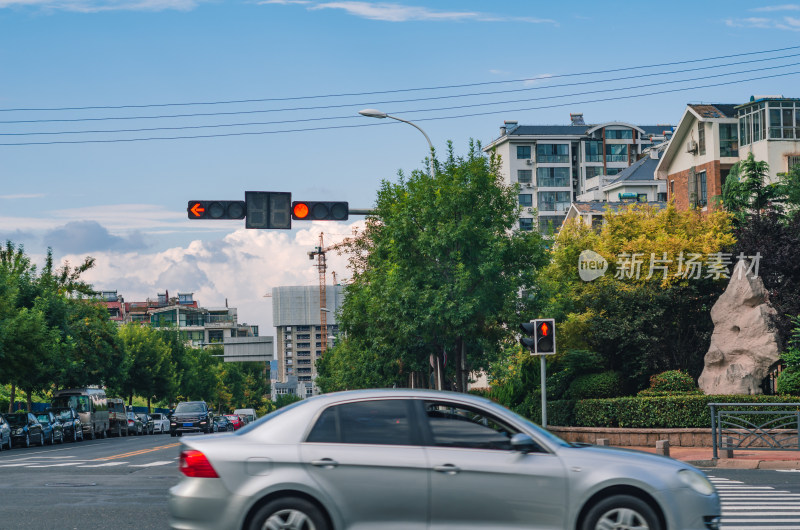 一辆汽车经过十字路口