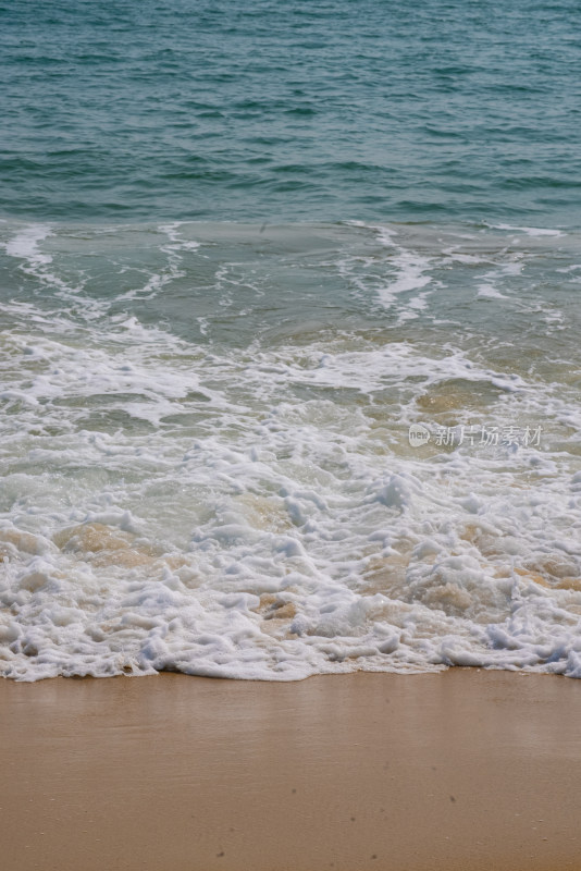 海浪拍岸的海边沙滩景象