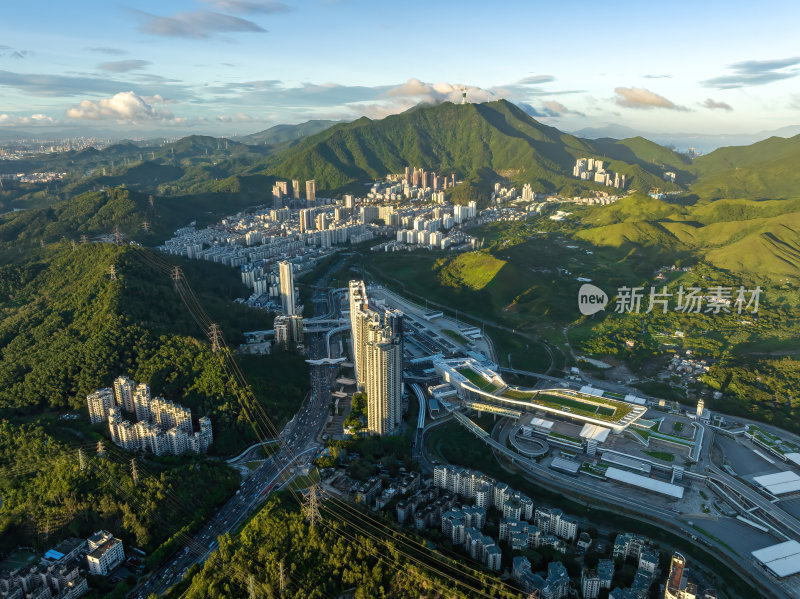 深圳罗湖城市绿洲与高楼林立街道航拍