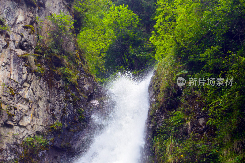 山涧激流