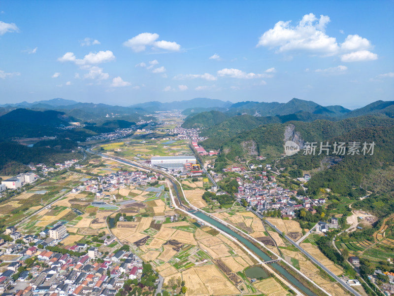 航拍蓝天白云下的青山河流稻田乡村风光