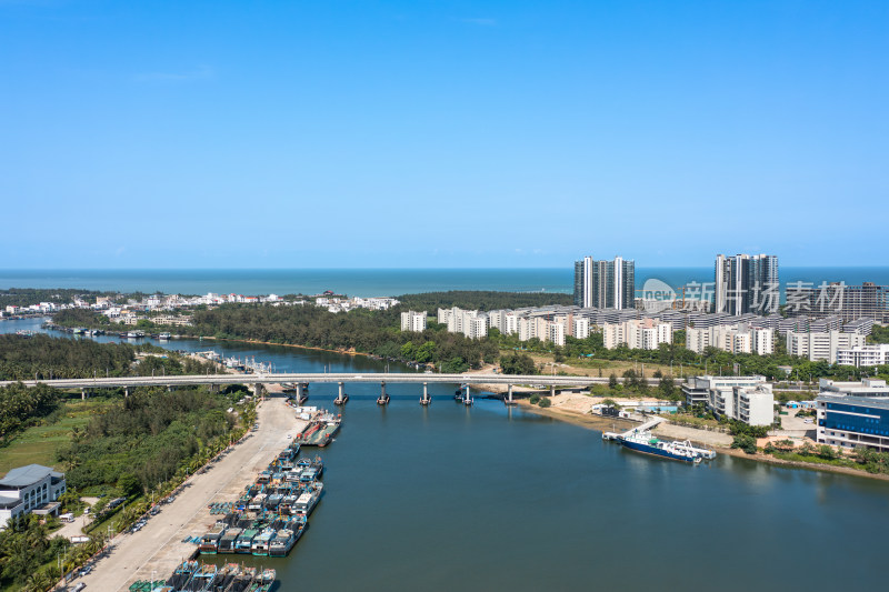 海南博鳌镇的海滨椰林城市风光