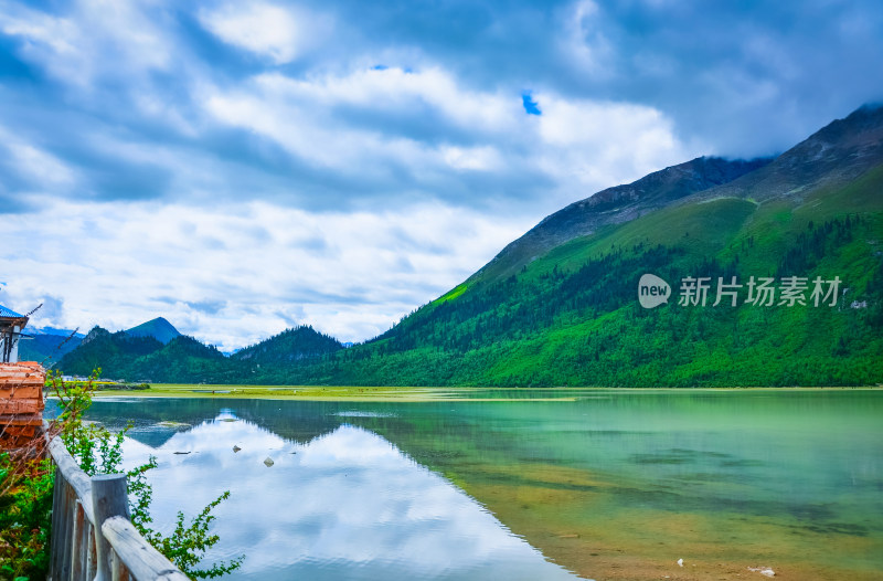 西藏昌都八宿县然乌湖自然山湖风光