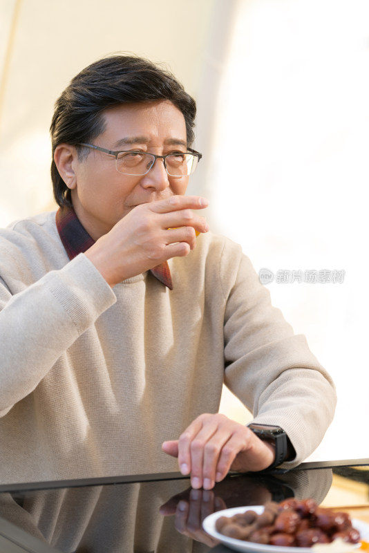 一个中老年男人喝茶