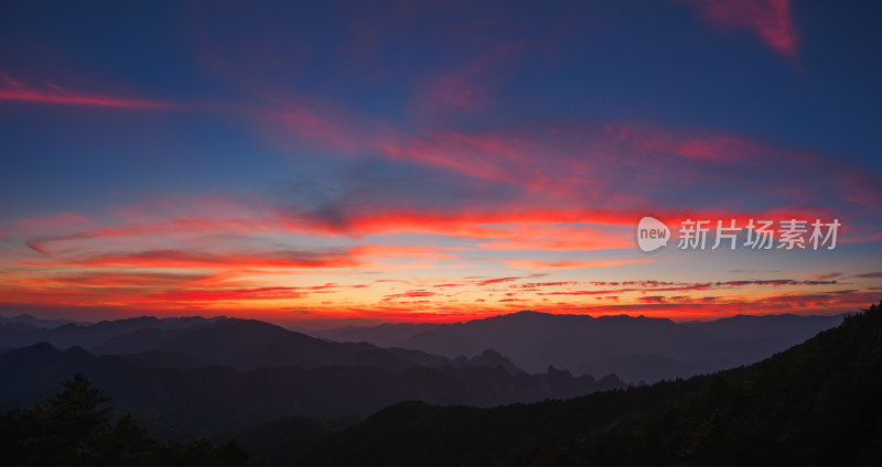 杭州牵牛岗群山夕阳红色火烧云晚霞全景