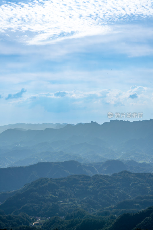 中国湖南张家界景区奇特山峰与茂密森林