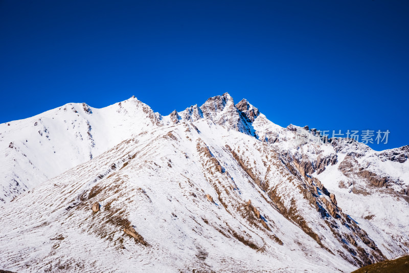 新疆天山山脉雪山山峰山脉