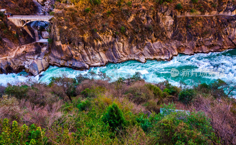 云南香格里拉虎跳峡景区峡谷河流自然风光