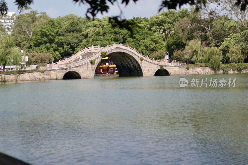 湖面上一座石拱桥的风景