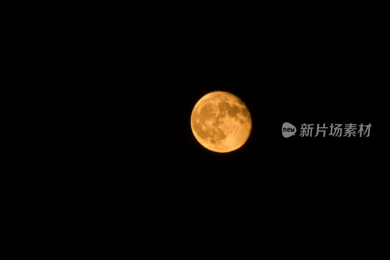 夜空中的璀璨满月