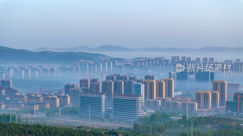 晨雾中的枣庄新城城市发展美景