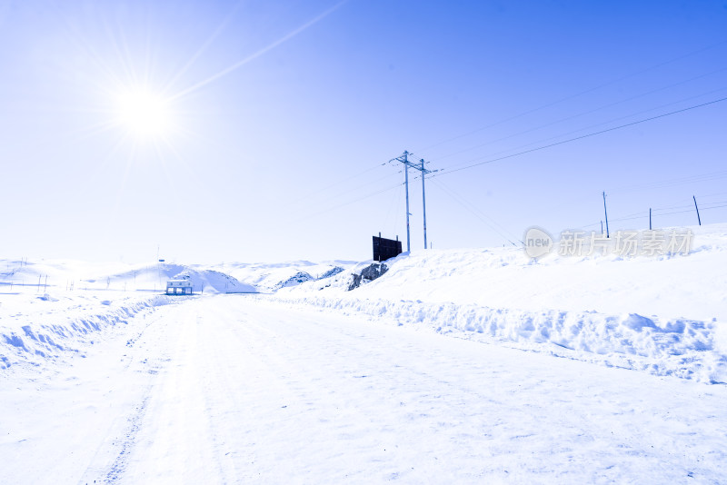 新疆雪地道路