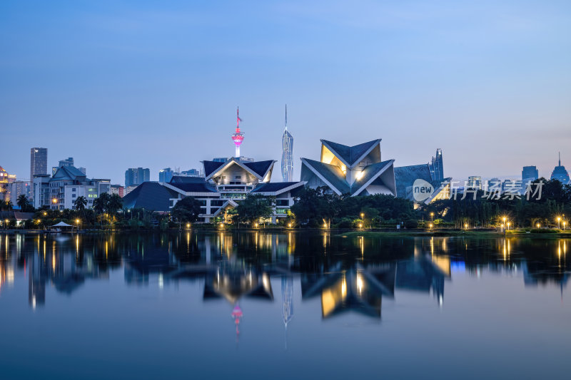 马来西亚吉隆坡莫迪卡石油双子塔日落夜景