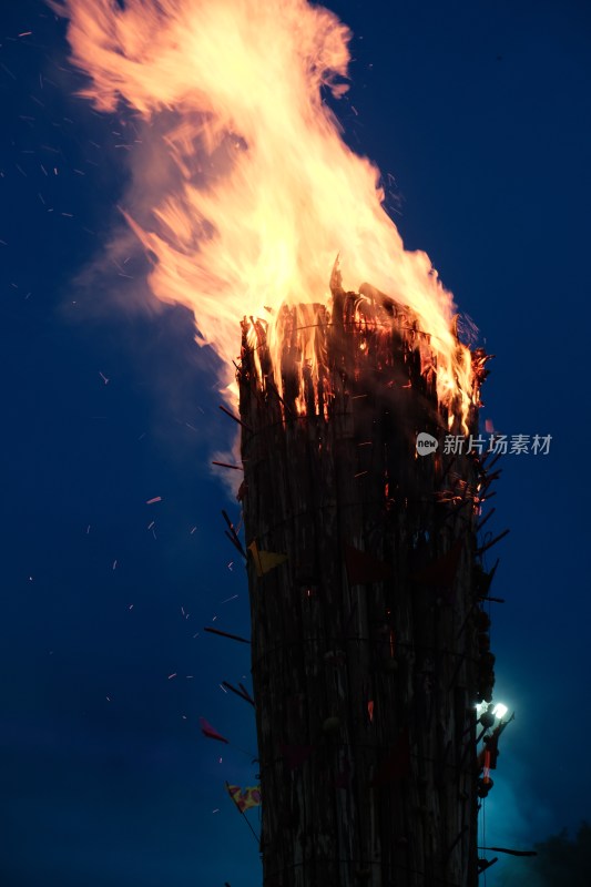 云南大理火把节夜晚熊熊燃烧的篝火