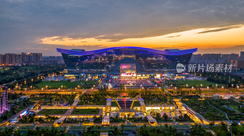 成都地标建筑环球中心晚霞风景