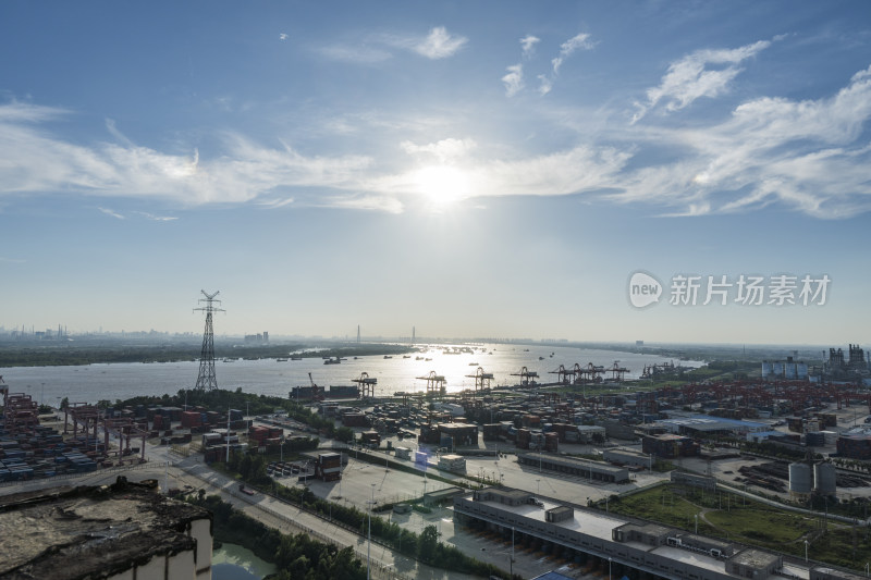 日落时分的港口码头全景图武汉阳逻港