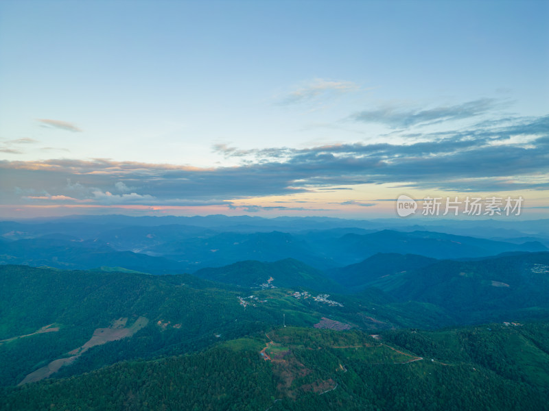 航拍日落时的夕阳天空景色