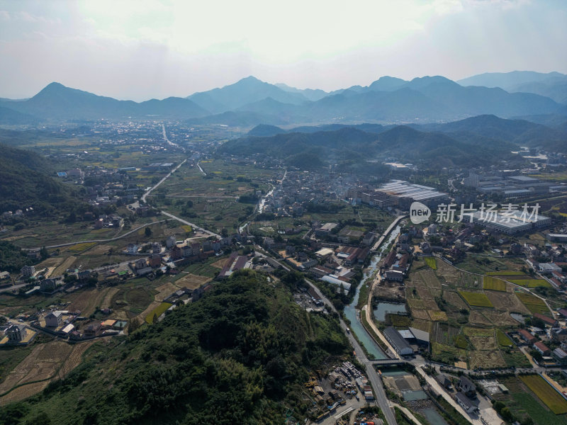 航拍青山乡村稻田风光