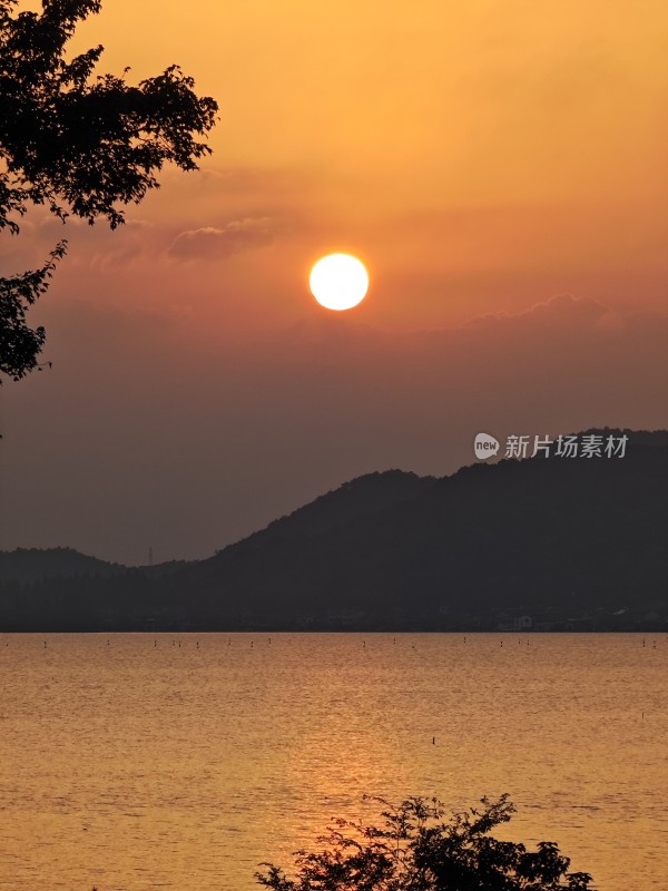 东钱湖日落，霞光映水红，波平映天阔