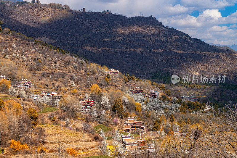 高原峡谷风光丹巴民居