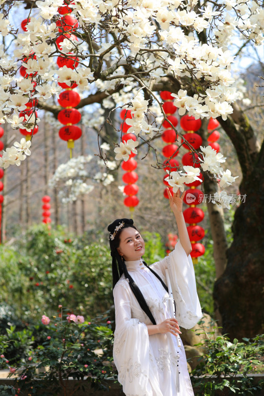 中国杭州上天竺法喜寺穿汉服的美女