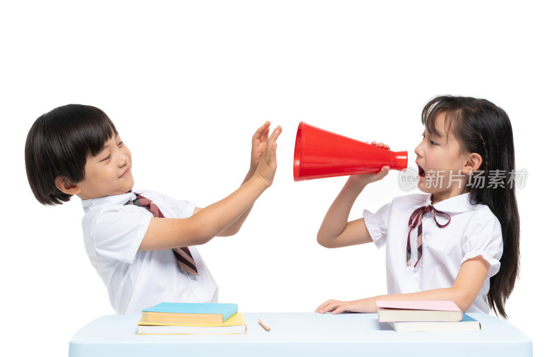 小男孩和小女孩在学习