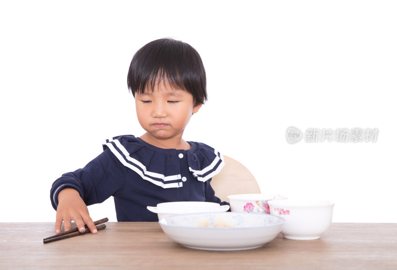 白背景前吃着饭连带卖萌的中国小女孩