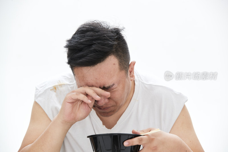 大吃特吃各种食物的肥胖亚洲男子