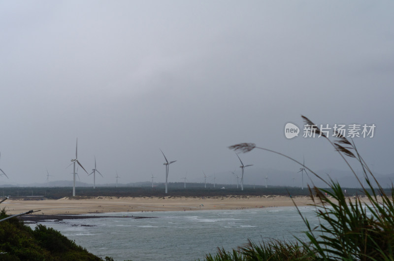 海边风车阵远景图