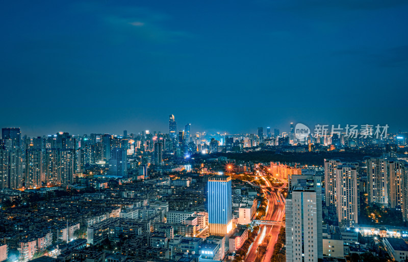 昆明夜景下灯光璀璨的繁华都市景象