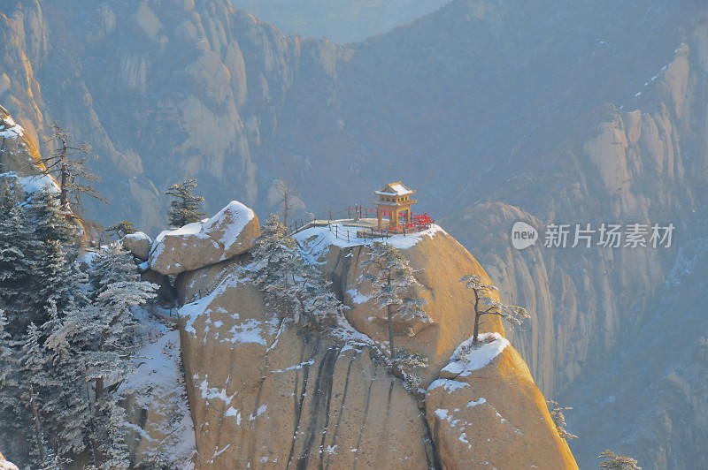 雪后华山上的亭台