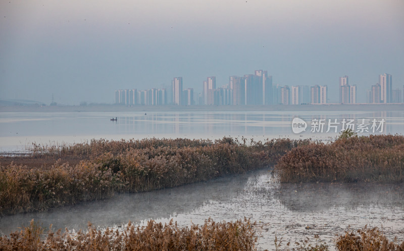 日出时的孟子湖湿地湖泊景观