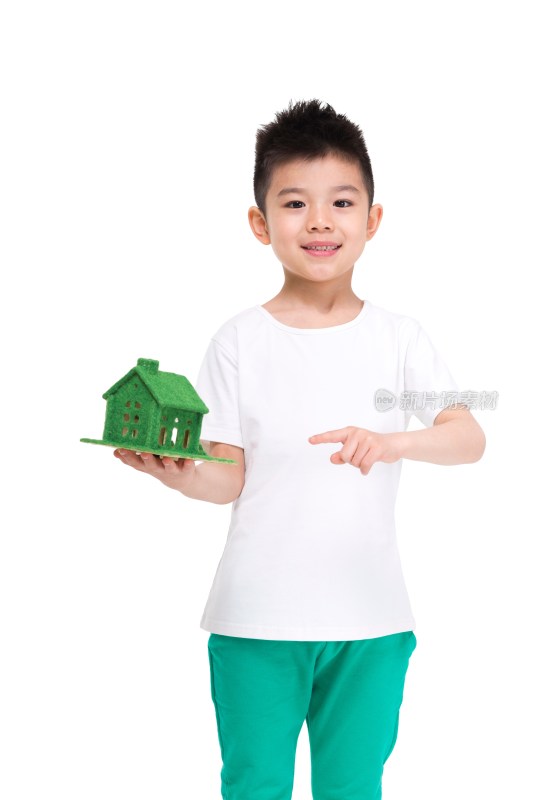 捧着绿色环保房子的小男孩